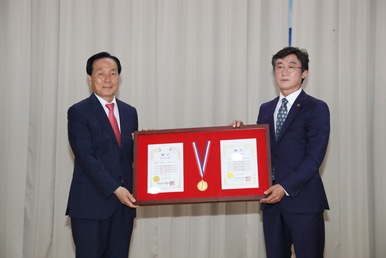NSP통신-김주수 군수(왼쪽)가 인증서 수상후 기념촬영을 하고 있다. (의성군)