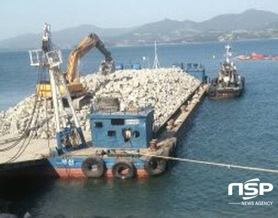 NSP통신-여수 신북항 외곽시설 축조공사에 투입할 사석을 바지선에 탑재하고 있다. (불량사석 매립의혹 제보자)