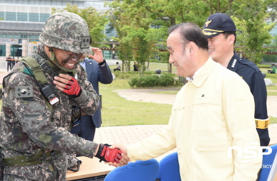 NSP통신-최양식 경주시장(오른쪽)이 신경주역에서 열린 화랑훈련에 참가한 관계자를 격려하고 있다. (경주시)