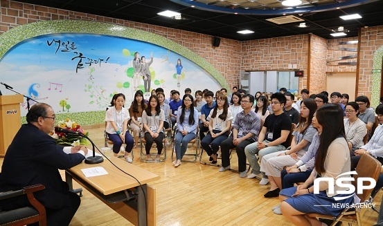 NSP통신-황정수 무주군수와 새내기 공무원과의 격의없는 대화시간을 갖고 있는 모습 (무주군)