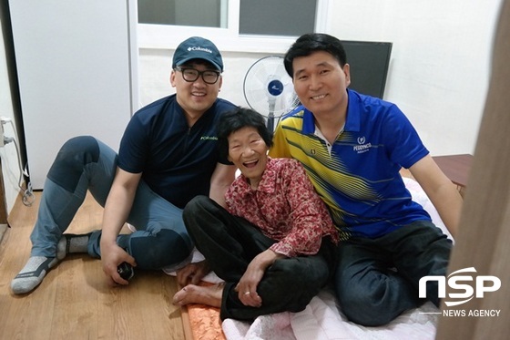 NSP통신-광주 서구가 최근 관내 저소득 독거노인에게 선풍기 등을 전달하고 있다. (광주 서구)