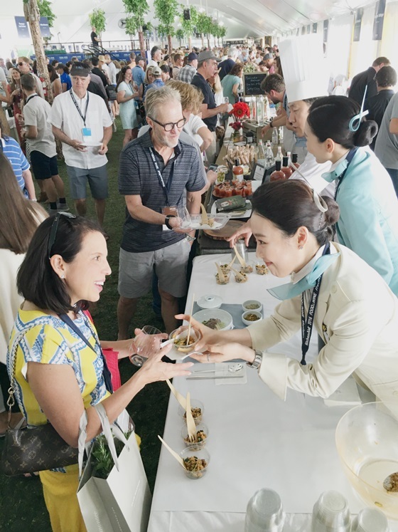 NSP통신-대한항공 객실 승무원이 행사장을 찾은 방문객들에게 비빔밥을 나눠주는 모습 (대한항공)