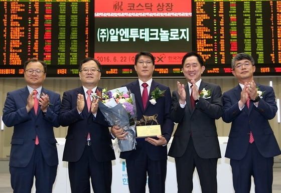 NSP통신-상장기념패 전달 후 기념촬영 왼쪽부터 임승원 한국IR협의회 부회장, 김재준 한국거래소 코스닥시장위원회 위원장, 이효종 (주)알엔투테크놀로지 대표, 이진국 하나금융투자증권 대표, 정진교 코스닥협회 상무 (한국거래소)