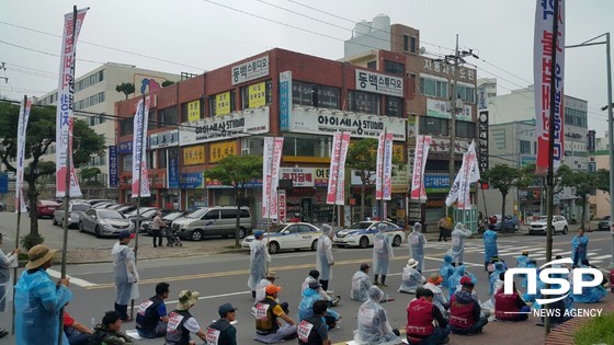 NSP통신-여수·광양항만 예인선 노동자들이 여수해수청 정문앞에서 항만예인선 운영제도의 전면적 개선을 촉구하는 집회를 개최하고 있다 (예인선노동조합)