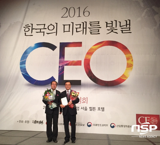 NSP통신-이상욱 경주시부시장(오른쪽)이 2016 한국의 미래를 빛낼 CEO 글로벌 대상 수상식에서 월간조선 문갑식 편집장과 수상기념촬영을 하고 있다. (경주시)