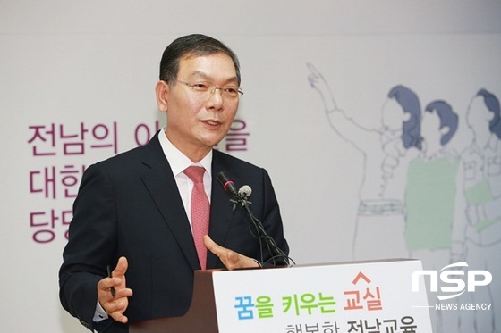 NSP통신-30일 주민직선 2기 취임 2주년 기자회견을 갖고 있는 장만채 전남도교육감. (전남교육청)