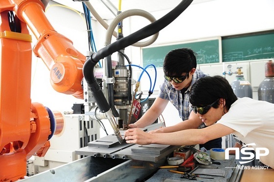 NSP통신-조선대 용접·접합과학공학과 학생들이 실습을 하고 있다. (조선대)
