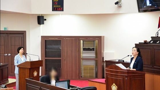 NSP통신-나상희 양천구의원(우)이 김수영 양천구청장(좌)을 상대로 구정질의를 진행하고 있다. (나상희 양천구의원)