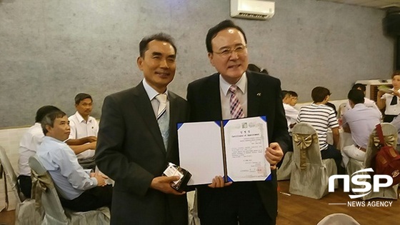 NSP통신-조선대가 박상순 호치민 전 영사(현 GM Viet Han 대표)에게 대외협력외래교수 임명장을 수여하고 있다. (조선대)