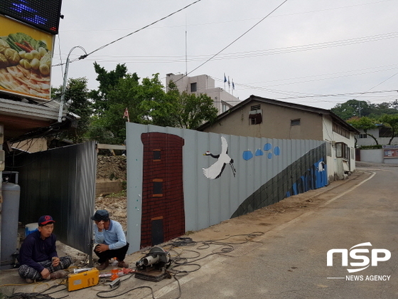 NSP통신-학교면은 폐허 정미소를 헐어내고 차폐한 뒤 지역문화재 그림 그려 넣어