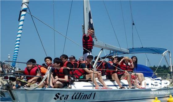 NSP통신-지난해 청소년 해양레포츠 체험교실에 참가한 학생들이 요트체험을 하고 있다. (포항지방해양수산청)