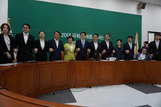NSP통신-12명의 국민의당 비상대책위원 전원이 국민의당 제1차 비상대책위원회의에 참석해 서로 손을 붙잡으며 결의를 다지고 있다. (국민의당)