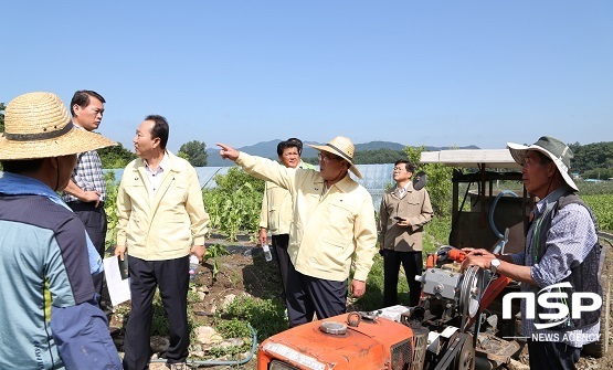 NSP통신-우박피해현장을 둘러보고 있는 황정수 무주군수 (사진=무주군 제공)