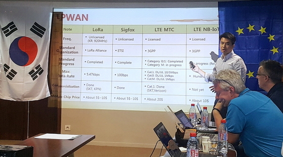 NSP통신-14일 프랑스 니스에서 개최된 한-EU IoT분야 협력 회의에서 SK텔레콤 고득녕 매니저가 로라(LoRa) 상용화 시 발생했던 기술적 이슈들을 EU 통신사업자들과 IT기업들에게 발표하고 국제 로밍 개발 협력을 제안하고 있다.