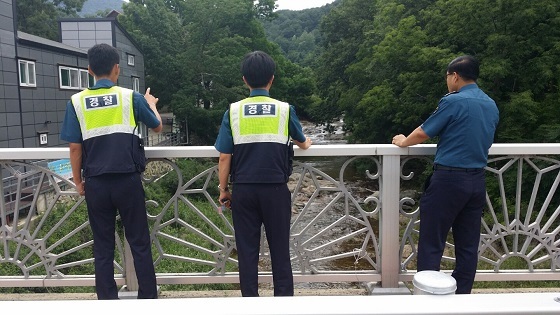 NSP통신-관광특구지역인 무주구천동 계곡내 위험지역 순찰에 임하고 있는 모습 (구천파출소)