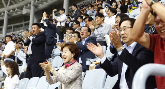 NSP통신-한화건설과 협력사 임직원들이 이글스 데이(Eagles Day)에 참여해 한화이글스를 응원하고 있다