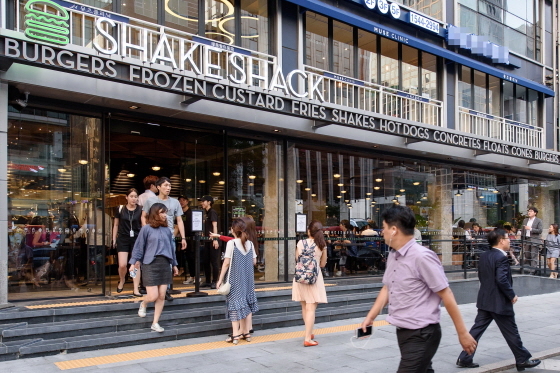NSP통신-서울 강남대로에 위치한 쉐이크쉑 한국 1호점인 강남점 외부 전경.