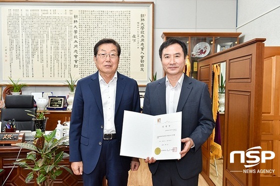 NSP통신-서재홍 조선대학교 총장(사진 왼쪽)이 20일 박민권 전 문화체육관광부 제1차관을 특임교수 임용장을 수여하고 있다. (조선대)