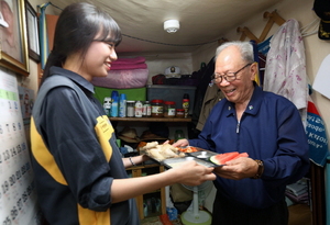 [NSP PHOTO]KB국민은행, 쪽방촌 방문 보양식 제공 봉사활동 가져