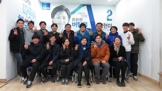 NSP통신-김현미 더불어 민주당 국회의원(앞줄 우측 세번째)이 지역대학생 명예보좌관 제2기 프로그램에 참여한 대학생들과 기념사진을 찍고 있다. (김현미 의원)