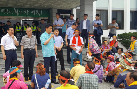 NSP통신-지난 25일 영덕군청앞에서 열린 영덕읍 석리 주민들의 집회에서 이희진 영덕군수가 영덕군의 입장을 설명하고 있다.