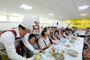 [NSP PHOTO]부산은행, 지역 어르신 삼계탕 나눔 봉사활동