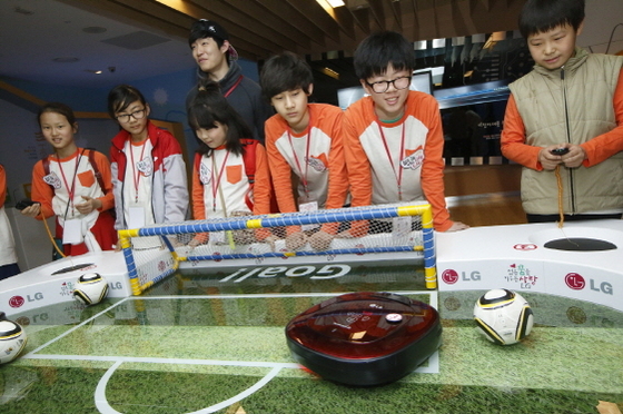 NSP통신-LG 다문화학교 학생들이 LG사이언스홀에서 로봇청소기 축구를 하고 있는 모습 (LG 제공)