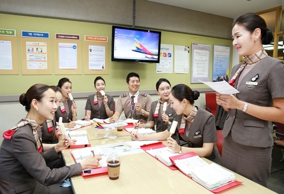 NSP통신-아시아나항공 캐빈승무원들이 강서구에 위치한 아시아나타운에서 아이스크림을 먹으며 브리핑을 하고 있다.