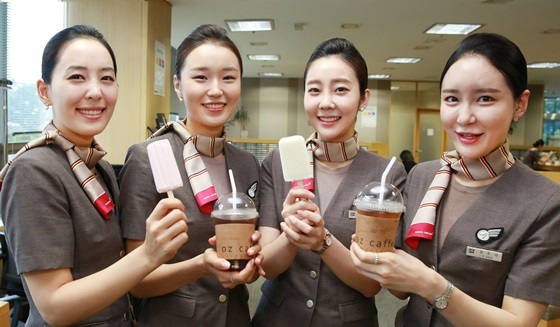 NSP통신-아시아나항공 캐빈승무원들이 강서구에 위치한 아시아나타운에서 커피와 아이스크림을 들고 환하게 웃고있다. (아시아나항공)