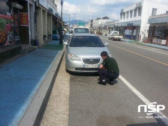 NSP통신-담양군 체납차량의 자동차 번호판을 영치하고 있다. (곡성군)