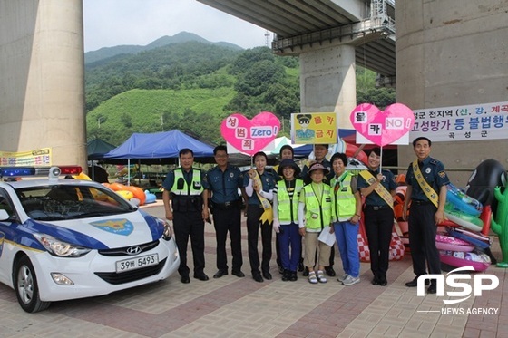 NSP통신-곡성경찰이 최근 압록유원지 등 주요 피서지에서 실시한 성범죄 예방 등 4대악 근절 홍보활동. (곡성경찰서)