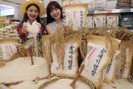 NSP통신-3일 서울 한강로 이마트 용산점에서 모델들이 올해 처음으로 수확된 노지 햅쌀 금세기 햅쌀을 선보이고 있다. (이마트 제공)