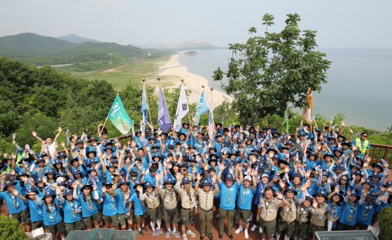 NSP통신-지난 1일 강원도 고성 통일전망대에서 열린 휴전선155마일 횡단 통일결의식에서 참가자들이 기념 사진을 촬영하고 있다. (동아오츠카 제공)