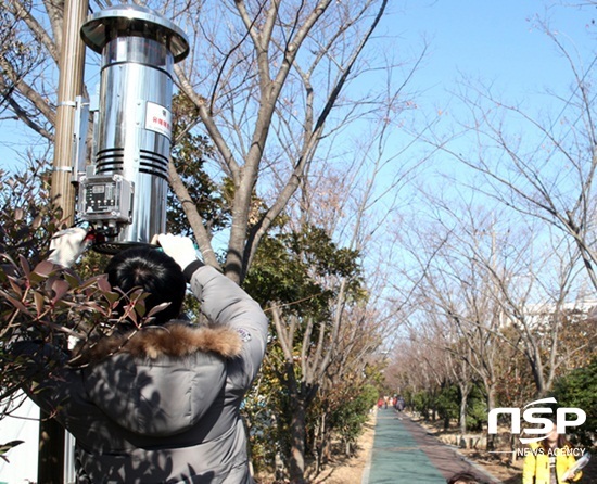 NSP통신-광주 동구가 설치에 들어간 친환경 LED 해충유인 포충기. (광주 동구)