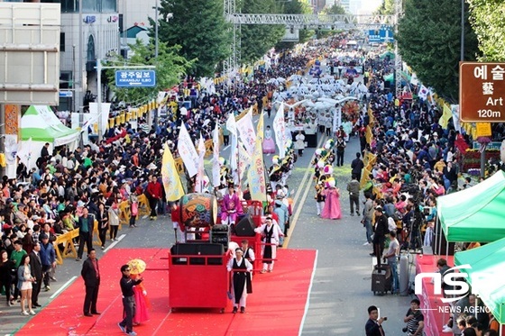 NSP통신-지난 해 열린 광주 동구 충장축제 거리퍼레이드. (광주 동구)