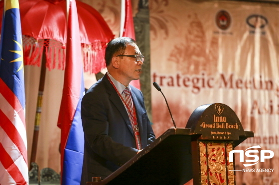 NSP통신-이상욱 경주시 부시장이 인도네시아 덴파사르시에서 열린 제2차 세계유산도시기구(OWHC) 아시아·태평양지역 전략회의에서 모두 발언을 하고 있다. (경주시)