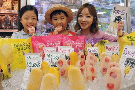 NSP통신-9일 서울 한강로 이마트 용산점에서 모델과 아이들이 과일만을 사용해 만든 100% 프룻바를 선보이고 있다. (이마트 제공)