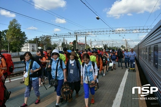 NSP통신-시베리아 횡단 전남독서토론열차학교 학생들이 지난 9일 최종 목적지인 모스크바에 도착해 이동하고 있다. (전남교육청)