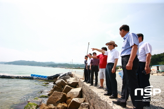 NSP통신-임광원 울진군수(오른쪽 세번째)가 후포 마리나항만 개발사업 주요 현장을 방문해 점검하고 있다. (울진군)