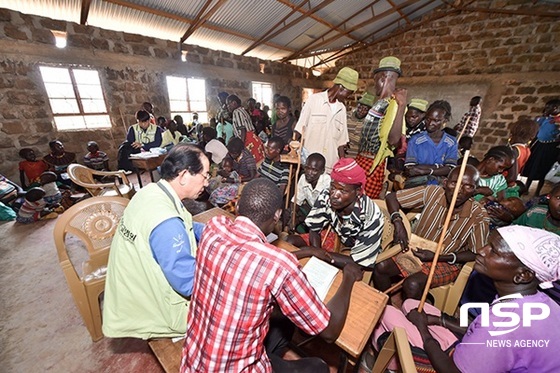 NSP통신-조선대 의료봉사단이 케냐 포콧초등학교에서 인술을 펼치고 있다. (조선대)