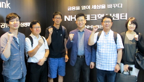 NSP통신-(왼쪽부터) 앞집 최우석 CTO, 이투데이 최태준 이사, 8퍼센트 이호성 CTO, 페이콕 권해윤 대표, 크라우드연구소 유종훈 본부장, 루트에너지 김소희 팀장이 정보보호 세미나를 마치고 NH핀테크 혁신센터를 둘러보고 있다.