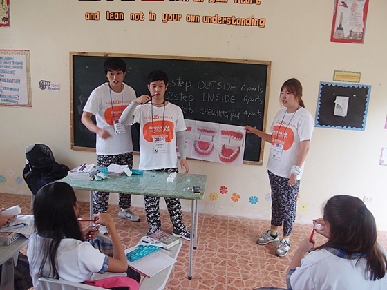 NSP통신-동국대학교 참사람봉사단이 유디치과에서 후원한 구강용품을 이용해 위생교육을 실시하고 있다. (유디치과)