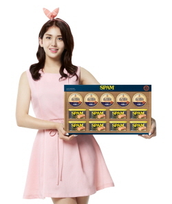 NSP통신-CJ제일제당 스팸연어세트 모델 전소미 (CJ제일제당 제공)
