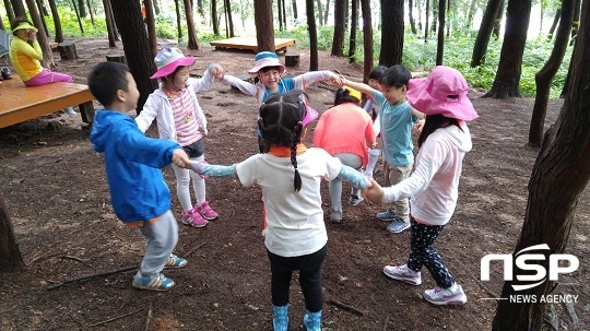 NSP통신-전북 군산시가 어린이들에게 다양한 숲체험 교육과 오감을 통해 자연과 교감하는 체험활동을 제공하기 위해 어린이집과 유치원을 대상으로 어린이 숲체험·놀이교실을 운영한다.