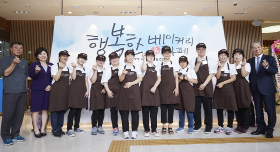 NSP통신-18일 행복한 베이커리&카페 서초구청점 오픈 기념식에서 (왼쪽부터)정성환 서울카톨릭복지회 회장 신부, 조은희 서초구청장, 조상호 SPC그룹 총괄사장(맨 오른쪽)이 직원들과 함께 기념촬영하고 있다. (SPC 제공)