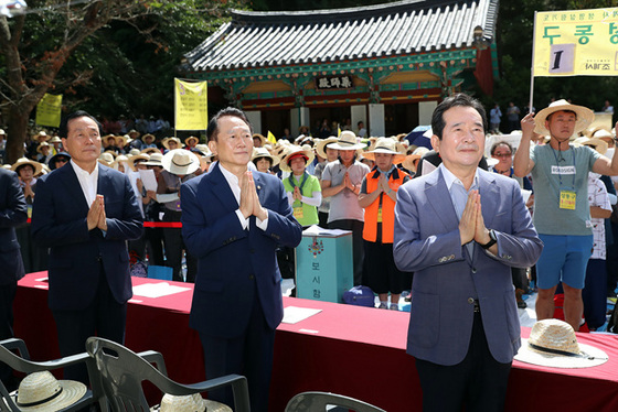 NSP통신-정세균 국회의장(오른쪽첫번째)과 김종태 국회의원(가운데), 김주수 의성군수(왼쪽첫번째)가 법회에 참석했다. (의성군)