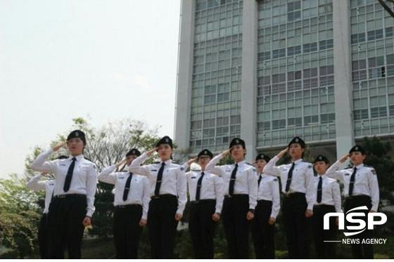 NSP통신-조선대 군사학과생들이 거수 경례를 하고 있다. (조선대)