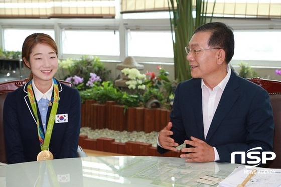 NSP통신-장만채 전남교육감(사진 오른쪽)이 22일 양궁 금메달 리스트 최미선 선수를 격려하고 있다. (전남교육청)