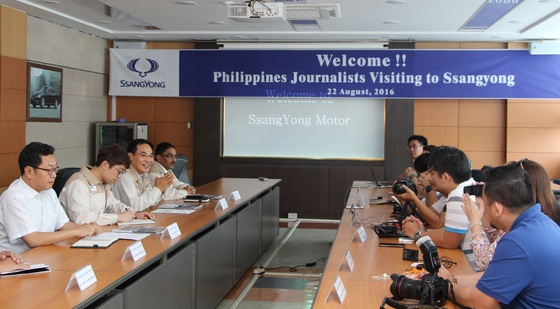 NSP통신-쌍용차 국내 및 해외영업본부장 송영한 전무(왼쪽줄 세번째))가 필리핀 기자단과 질의응답 시간을 가지고 있다.