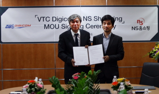 NSP통신-조성호 NS홈쇼핑 전략마케팅부문장(왼쪽)과 Chu Tien Dat VTC Digicom 회장이 업무협약 체결후 기념사진을 촬영하고 있다. (NS홈쇼핑 제공)